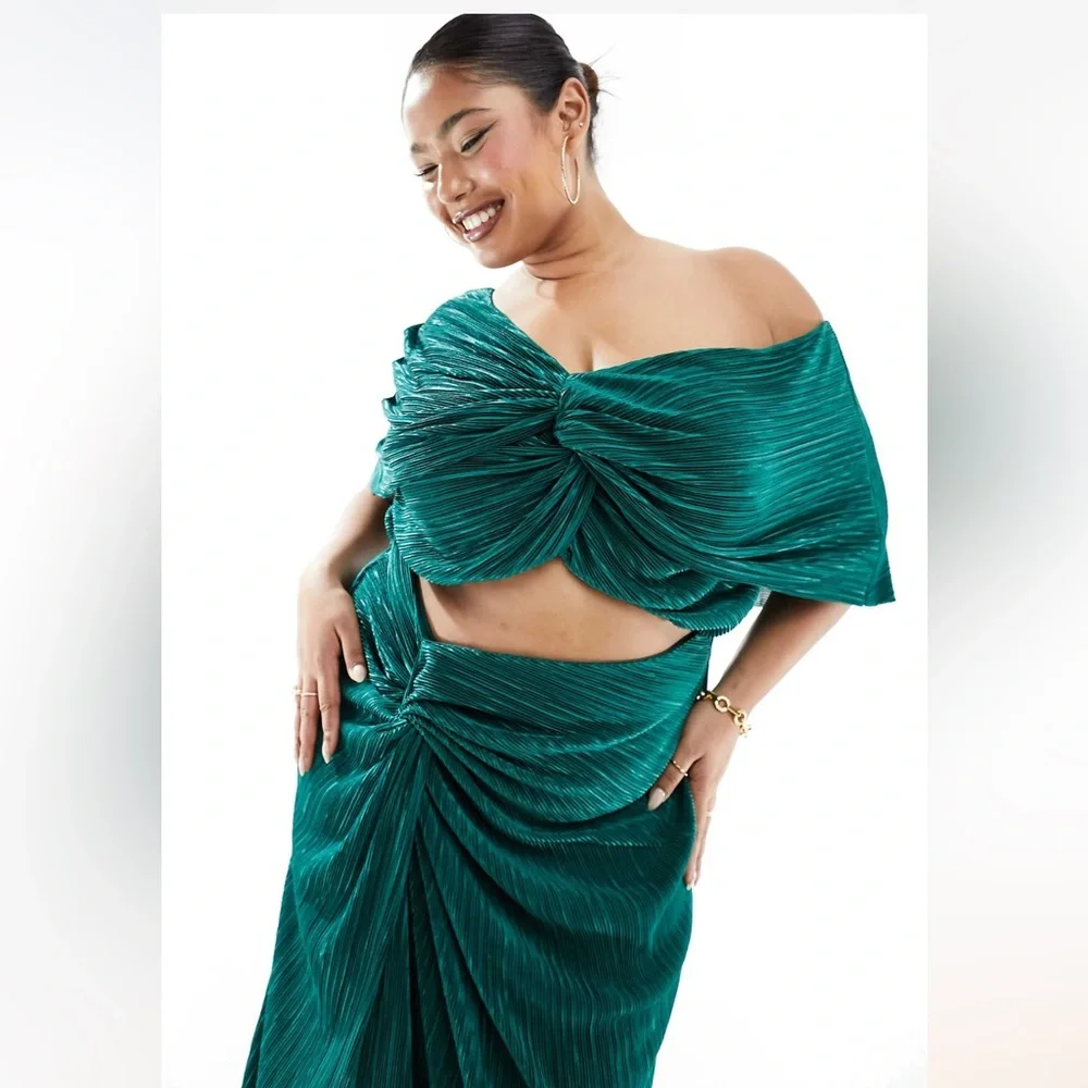 ASOS DESIGN Curve two in one fallen shoulder plisse maxi dress in bottle green - Picture 4 of 4
